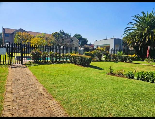 2 BEDROOM TOWNHOUSE FOR SALE IN MULBARTON